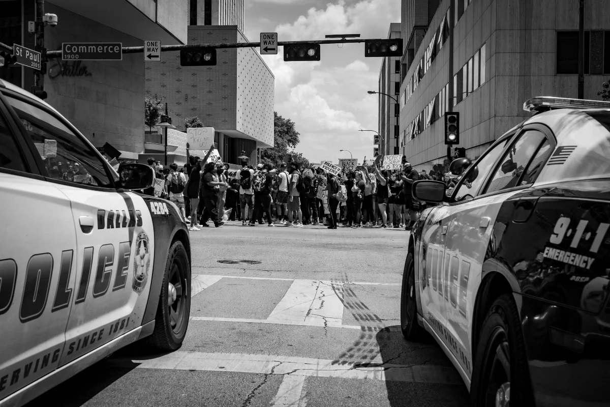Policía de Dallas podrá preguntar estatus migratorio en detenciones